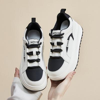 Толстая подошва Белые женские спортивные туфли 2024 Осень Новые модные однотонные кроссовки с круглым носком Женская спортивная повседневная обувь
