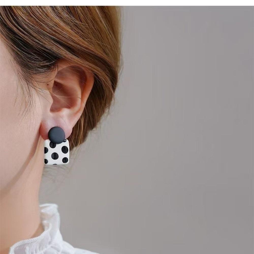 Zinc Zinc Alloy Round Stud Earrings Temperament Jewelry Gift Vintage Polka Dot Earrings Banquet