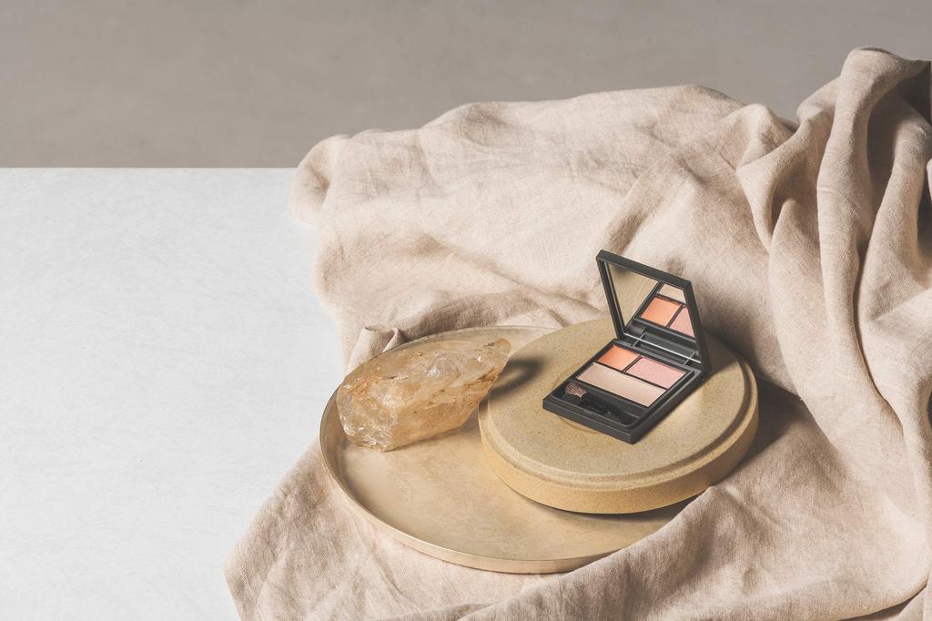 Osaji Nuance Eyeshadow Palette the Delicate Eye Blends Into the Creates a Lustrous and Adds a Touch of Nuance To Your Everyday Mukougishi [Protects