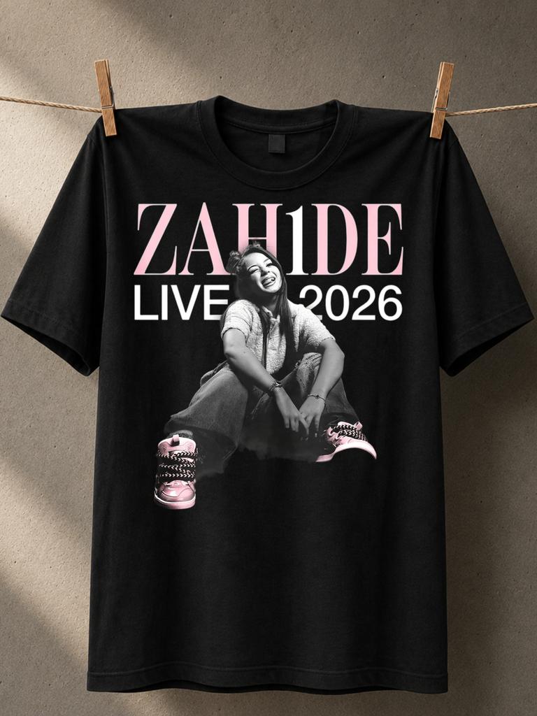 Zahide Live 2026 Сидячий Улыбающийся Портрет с Большим Розовым Именем и Чистой Концертной Типографией Унисекс Футболка