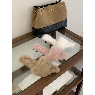 Осенью и зимой 2025 года новые модели будут носить женские пушистые туфли на тонком каблуке с острым носком, а также плюшевые туфли и туфли-лодочки.