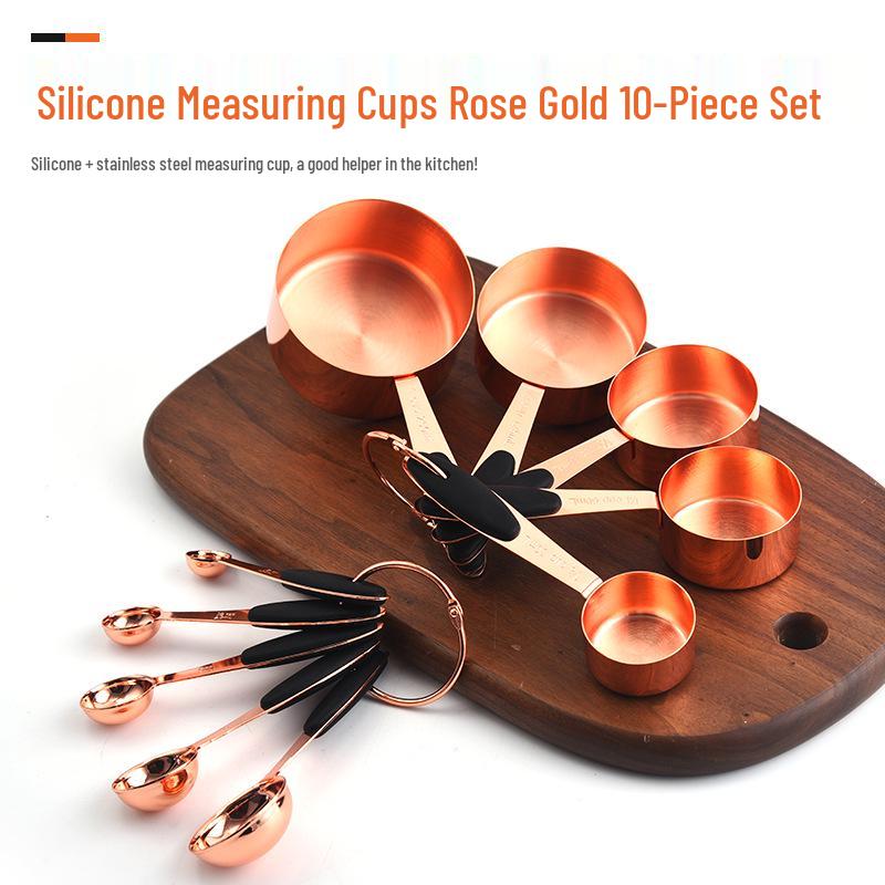 Набор мерных ложек и стаканов Rose Gold: В наличии 10-предметные наборы ложек из нержавеющей стали, 16-предметные наборы ложек, 5-предметные силиконовые наборы и мерные стаканы.