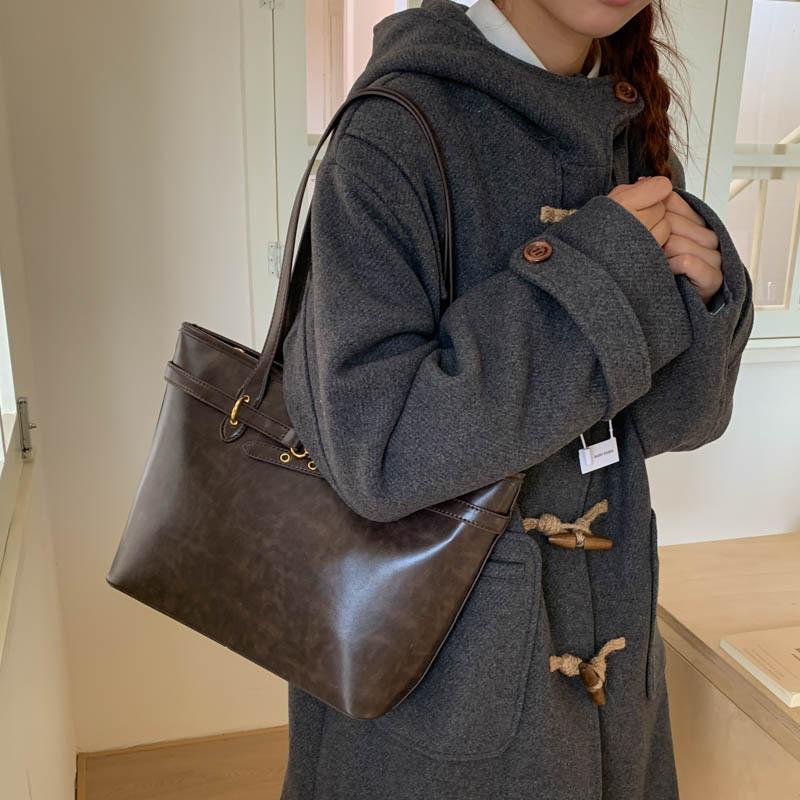 Вместительная ретро-сумка женская осень-зима 2025 новая простая и универсальная на плечо подмышку повседневная сумка-тоут для поездок