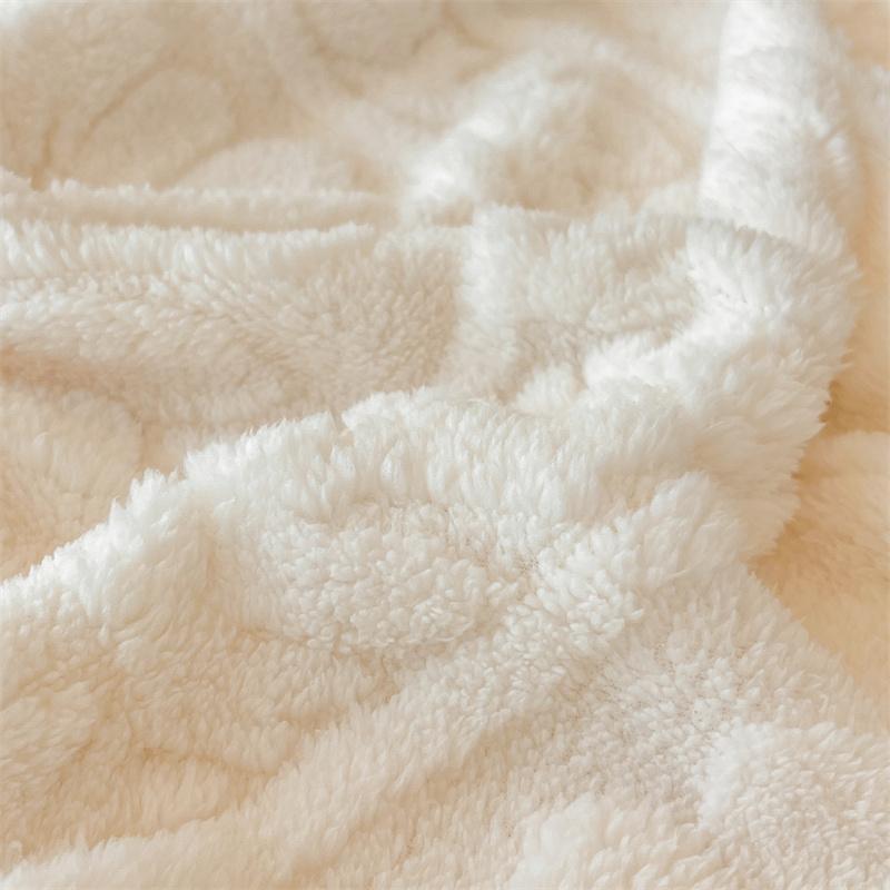 3PC Bedding Set Bedcloth Warm Winter Bed Cover 3D Embossed Velvet Mattress Cover Tafferta Bedsheet Winter Warm Fitted Sheet Mattress Protector