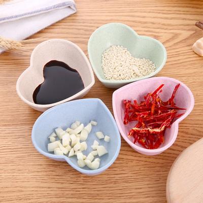 Миска из пшеничной соломы в форме сердца с уксусом и твердым соевым соусом