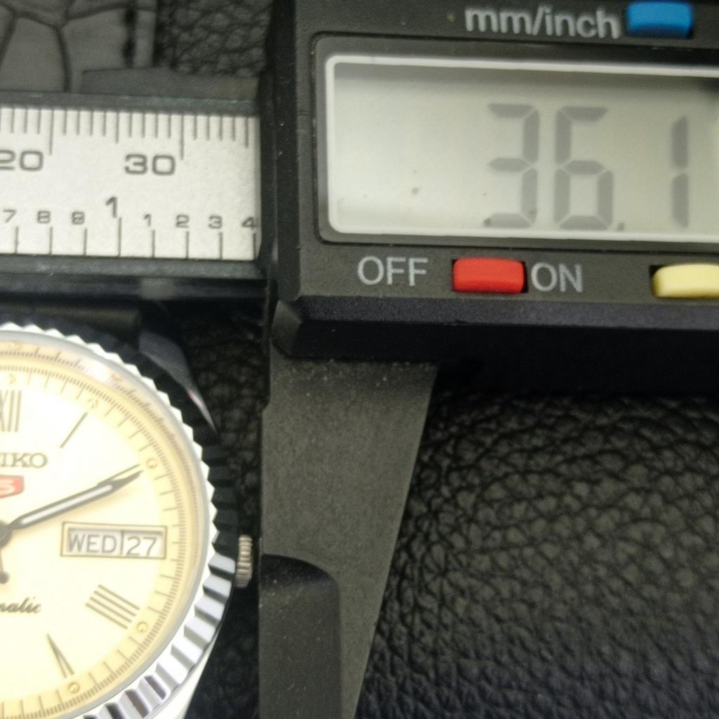 ЯПОНСКИЕ ВИНТАЖНЫЕ ОТРЕМОНТИРОВАННЫЕ МУЖСКИЕ АВТОМАТИЧЕСКИЕ ЧАСЫ SEIKO 5 С РИМСКИМИ ЦИФРАМИ a442076-1