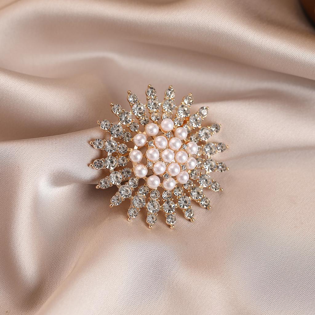 Sunflower Brooch for Women, A Light Luxury and High-end Look. Pearl and Diamond Brooch for Autumn and Winter Coat