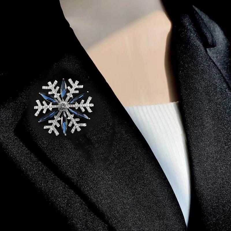 Women Decorations Alloy Christmas Breastpins Chic Fashion Elegant Snowflake Brooches Badge Gift Creative Jewelry Accessories