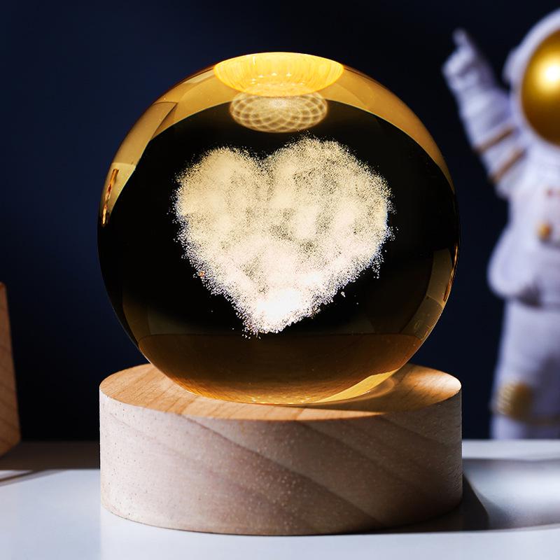 Большой хрустальный шар «Звездное небо» с астронавтом, ночник с 3D-гравировкой и светящейся деревянной подставкой - Идеальный подарок на день рождения для девушки.