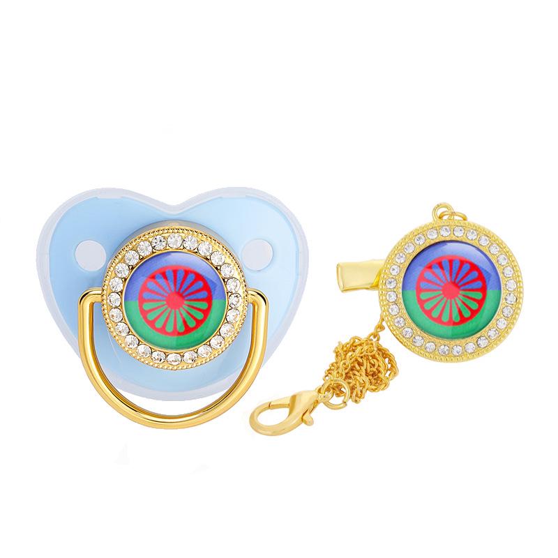 Соска-пустышка с бриллиантами и зажимом в виде цыганского флага