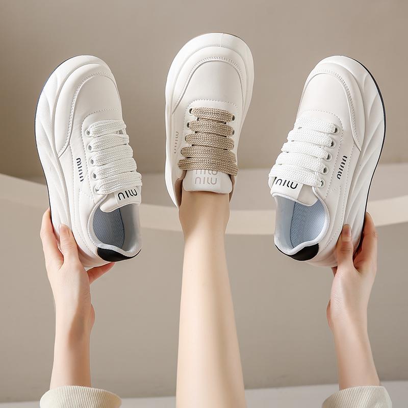 Маленькие белые туфли женские весенние новые толстые подошвы высокие туфли для досок одинарные повседневные женские спортивные туфли