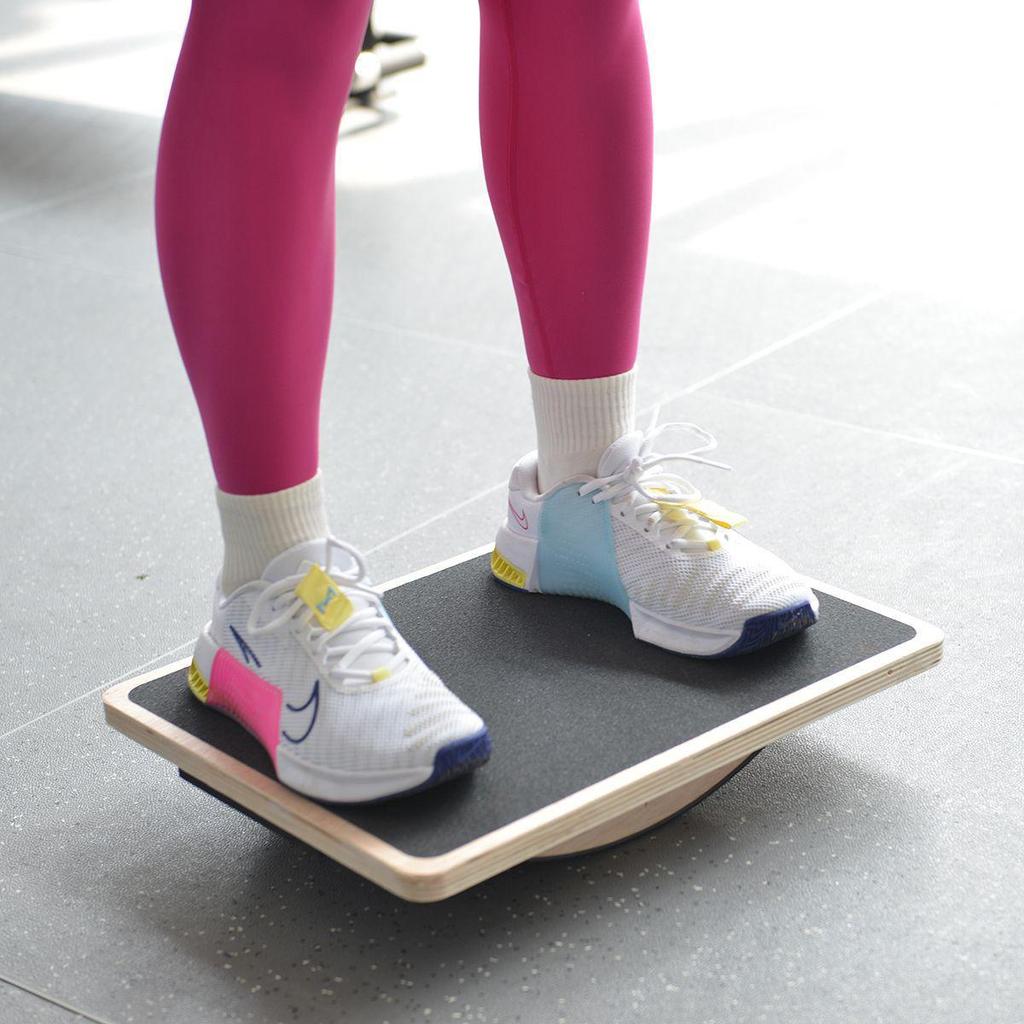 Bidirectional Anti-Slip Wooden Balance Board for Silent Ankle Strengthening and Fitness Training