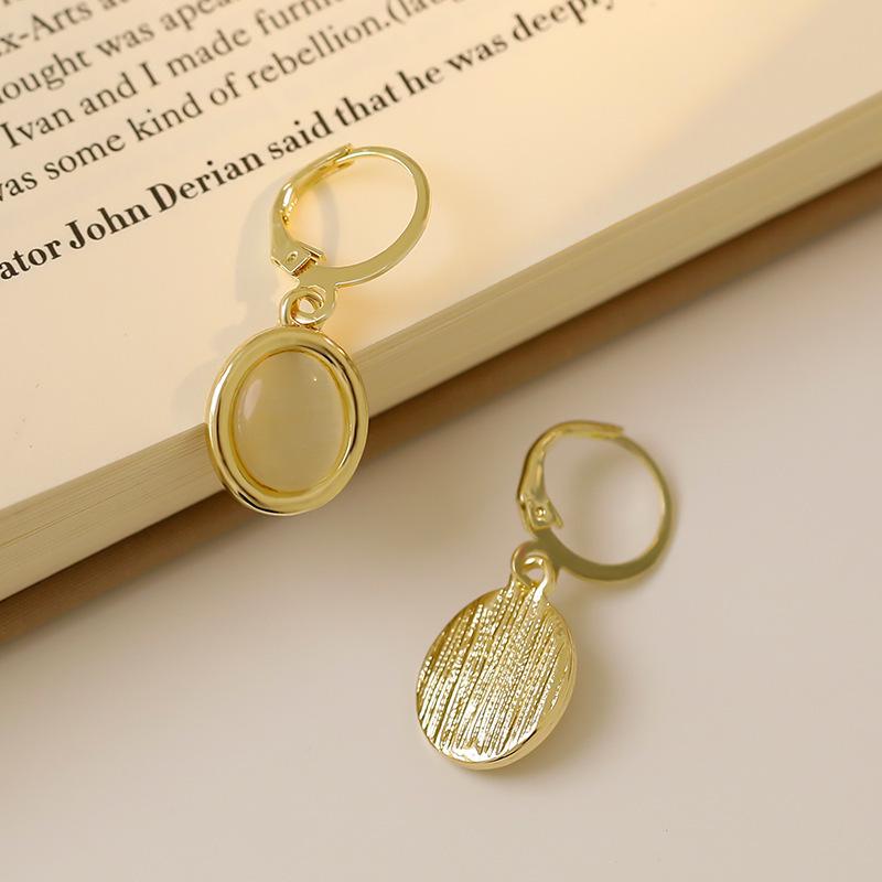 2024 Высококачественные серьги-пусеты с жемчугом: Французский стиль легкой роскоши для женщин