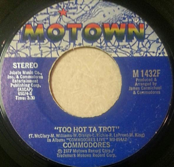 7-дюймовая пластинка COMMODORES Too Hot Ta Trot M1432F Motown 1977 США SoulFunk Б/у