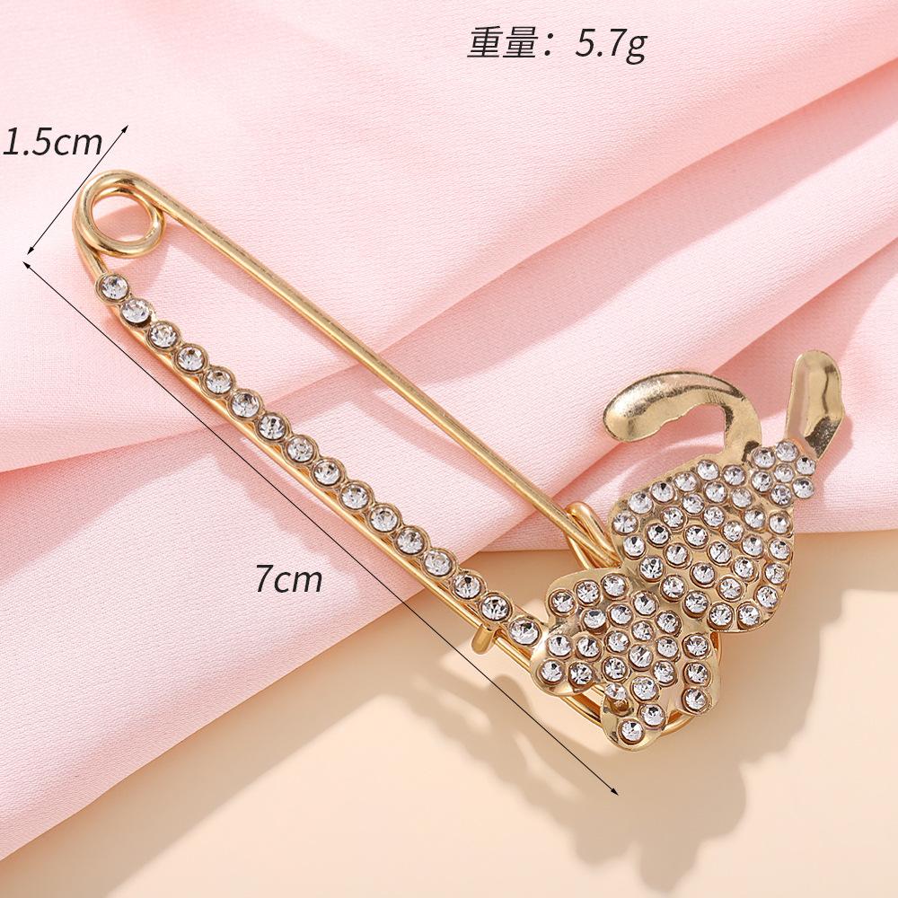 Creative Pearl Rabbit Crown Love Brooch, Niche Design Anti-Exposed Scarf Buckle, Fixed Clothes Metal Pin Accessories