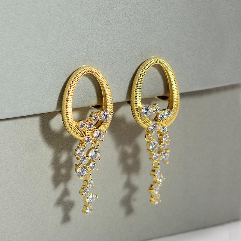 Серебряные Серьги-Гвоздики с Овальной Кисточкой и Блестящими Стразами - Высококачественная Мода и Универсальные Украшения