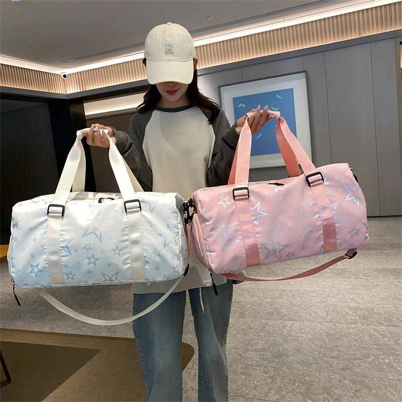 Вместительная дорожная сумка с отделением для обуви и отделением для влажного/сухого белья, удобная для переноски в руке, для спорта и отдыха.