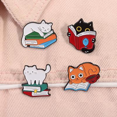 Мультяшные кошки с книгами Эмалевая булавка Милый котенок Животное Книжный червь Брошь Лацкан Рюкзак Значок Ювелирные изделия Аксессуары Подарки для друзей