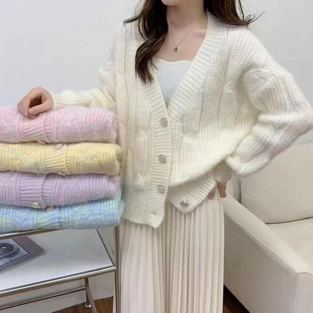 Женский кардиган крупной вязки с V-образным вырезом на осень 2024 года