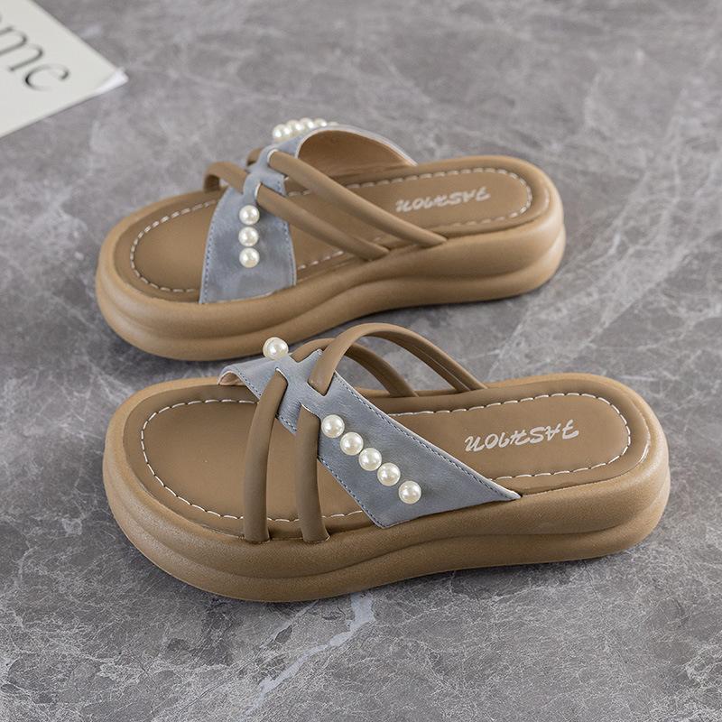 Женские тапочки на толстой подошве с жемчугом высокой ценности для ношения 2025 лето новый сказочный стиль с юбкой удобные шлепанцы-однословки для девушек