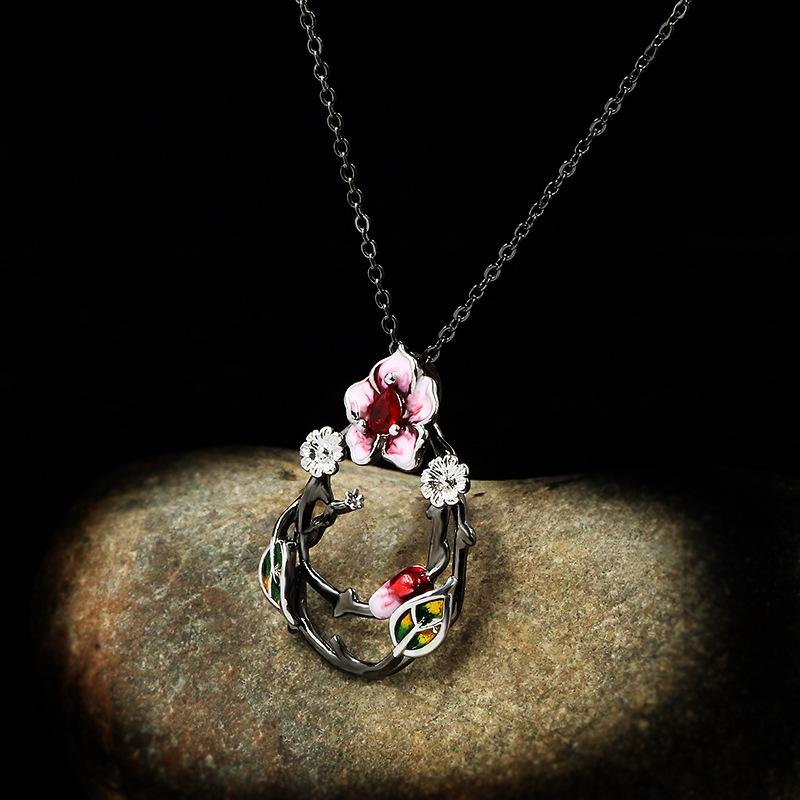 Frosty Oriental Rose Short Necklace Enamel Glaze White Jade Flower Ladybug Clavicle Chain Womens Trendy