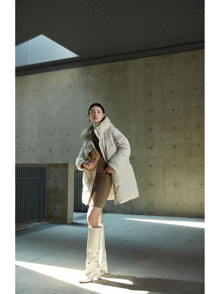 Женская зимняя пуховая куртка Yaqiu 2025 с капюшоном и лоскутным дизайном — толстая и теплая, средней длины, свободного кроя.