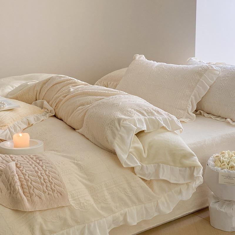 Зимний комплект постельного белья для беременных и младенцев класса А из четырех кусочков молочной муки из коралловой муки. Теплый и плюшевый толстый пододеяльник из фланели.