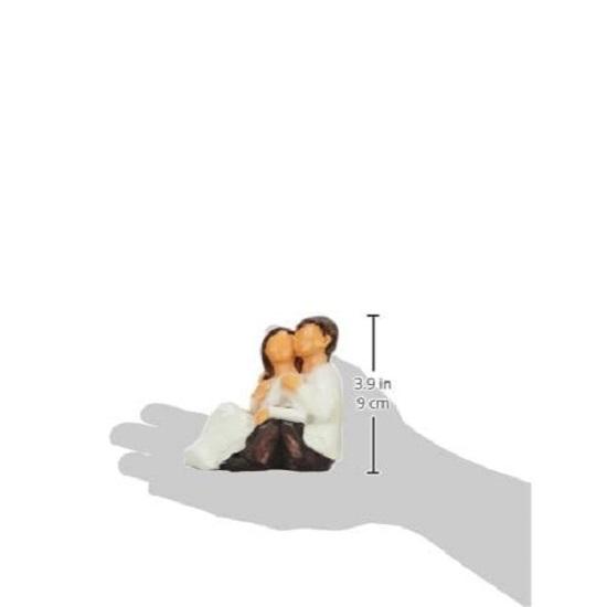 Расписанные вручную небольшие статуи сидящей романтической пары | Красивый декор для дома из смолы (Упаковка из 1 шт., белого и коричневого цвета)