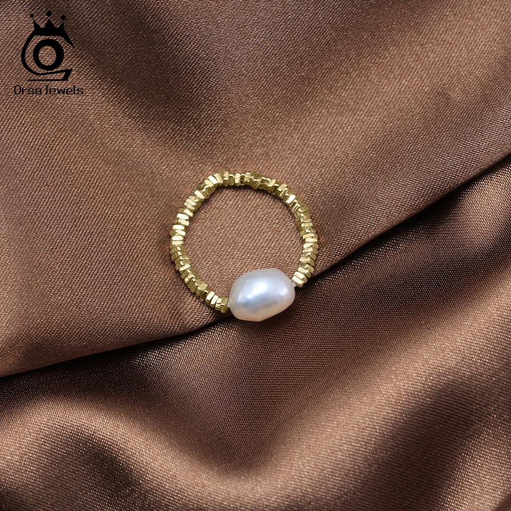 ORSA JEWELS Элегантное кольцо из стерлингового серебра 925 пробы с натуральной пресноводной жемчужиной 8 мм, регулируемое кольцо-цепочка с золотым самородком 14K для женщин GPR21