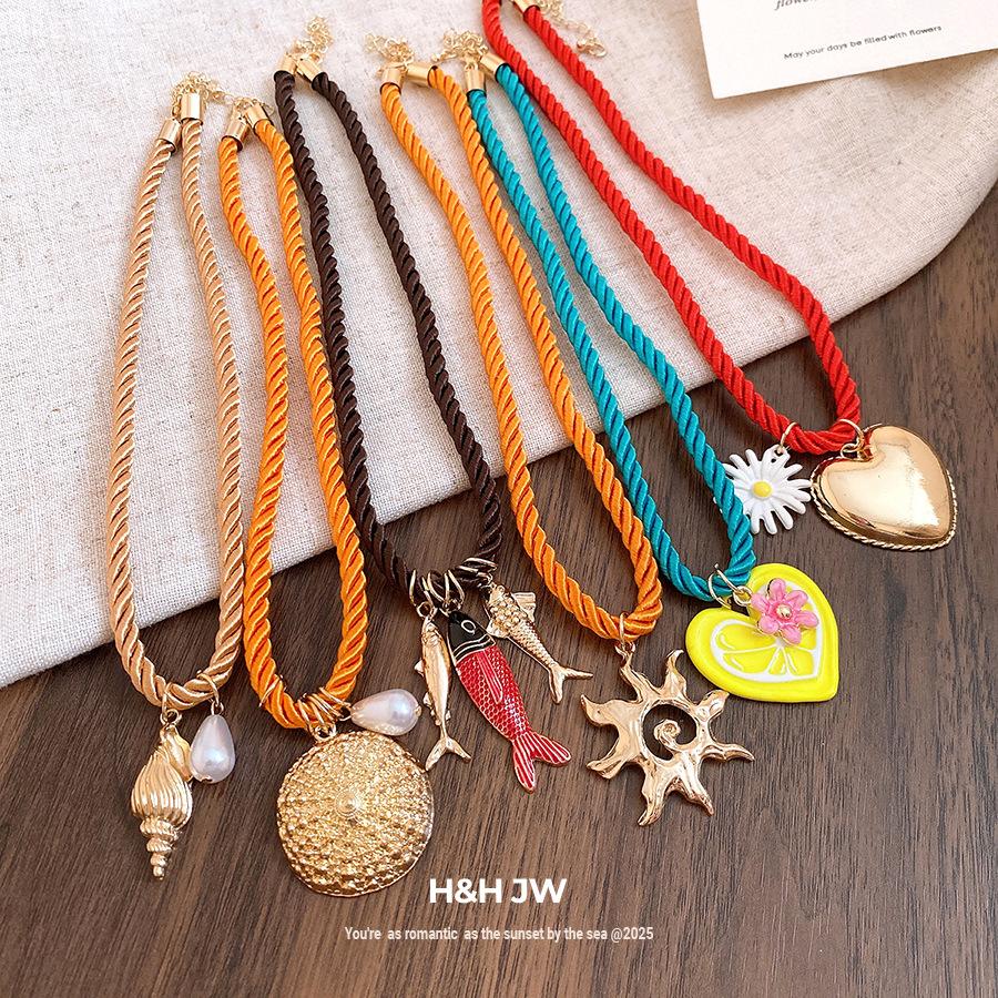 Floral Heart Pendant Necklace Holiday Retro Luxury Clavicle Jewelry for Women