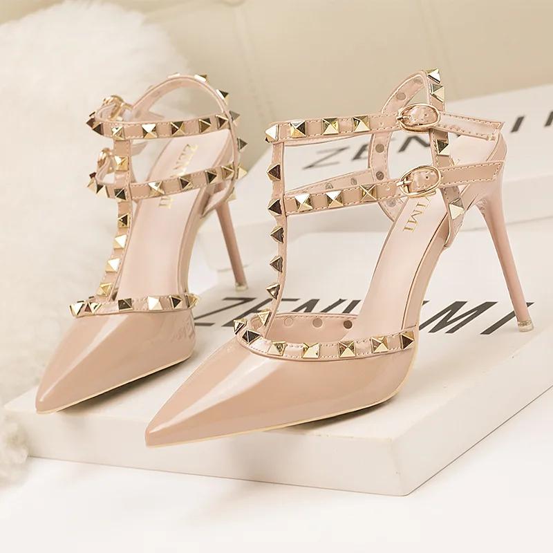 Горячая Распродажа Роскошные Туфли на Высоком Каблуке для Танцев в Ночном Клубе Тонкий Каблук Лакированная Кожа заклепки Сексуальные Женские Банкетные Туфли Классические Римские Сандалии