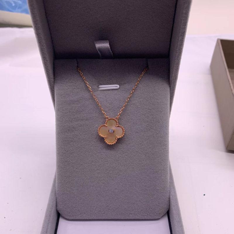 Легкое роскошное ожерелье с подвеской в виде четырехлистного клевера, рябчика, красного агата и малахита на золотой цепочке