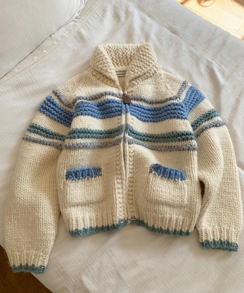 Sseomweeobeoteo Poco Handmade Cowhichan Sweater - Ivory(Blue)