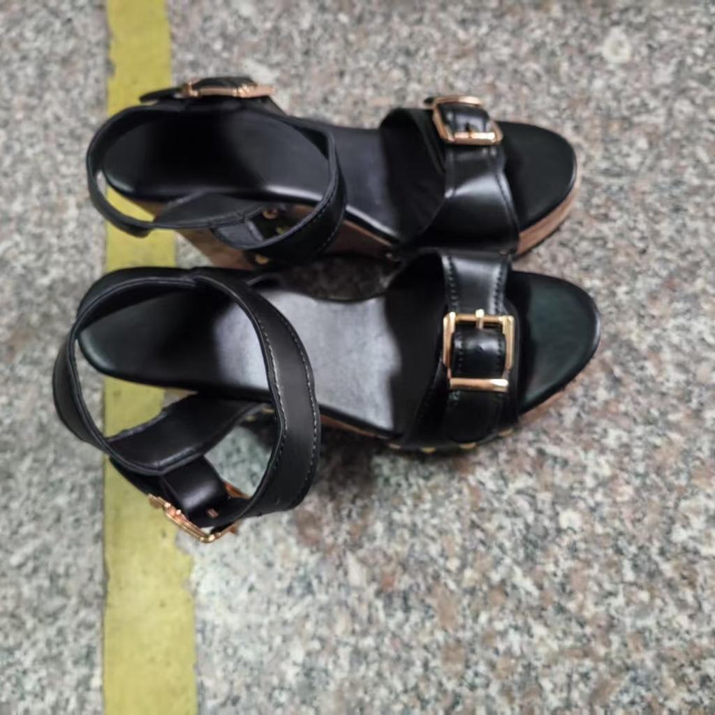 Модные весенне-летние 2025 сандалии нового стиля с ремешками на пуговицах и заклепках, водонепроницаемые сандалии на танкетке с вырезом fishmouth и строчкой в стиле тролли для женщин