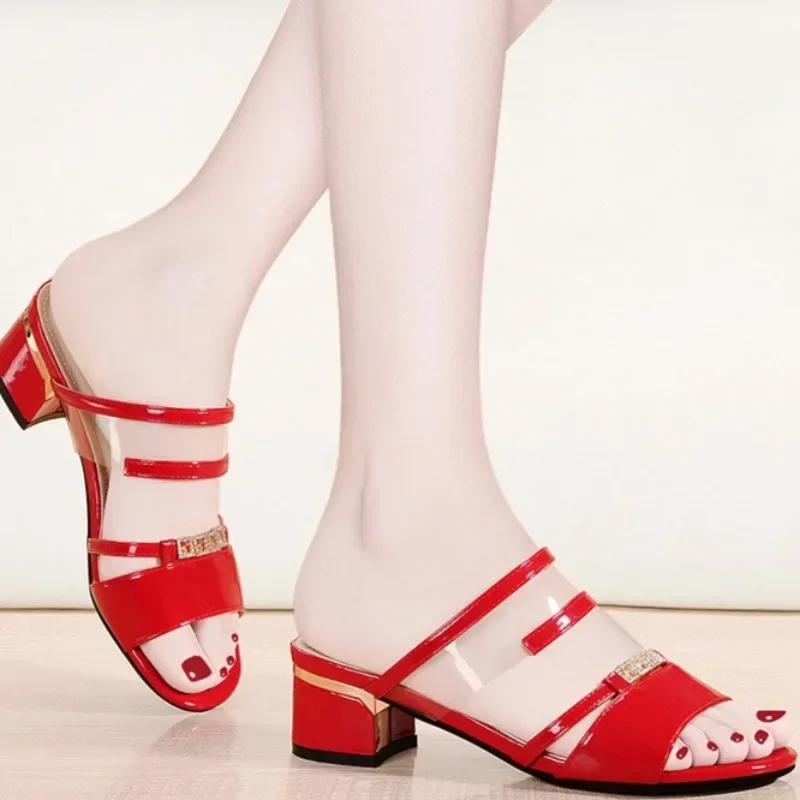 Женская обувь 2025 Лето Современные шлепанцы Женские Уличная мода Металлическая отделка Средний каблук Женские Элегантные босоножки с открытым носком