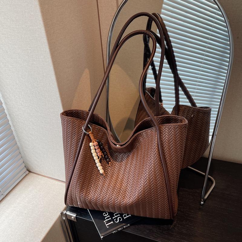 Плетеная сумка большой вместимости женская осенняя новая ретро универсальная сумка на плечо сумка-тоут для通勤