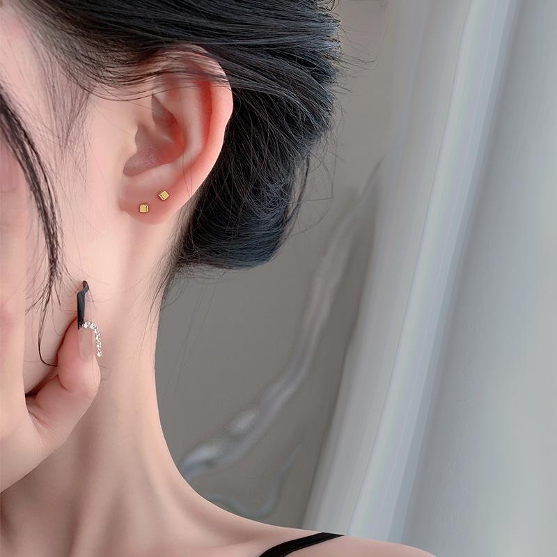 Маленькие квадратные винтовые серьги без снятия ушных отверстий для женщин