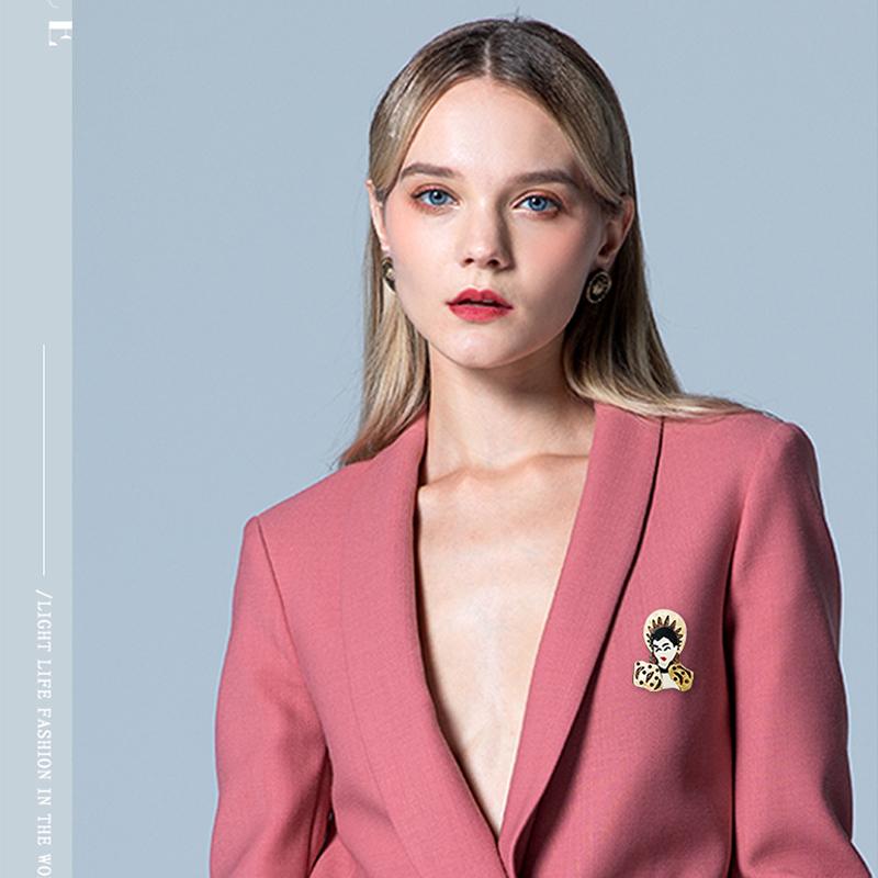 Blucome Прекрасная акриловая брошь в стиле аниме «Королева» для женщин и девочек, сумка, пальто, булавки для хиджаба, Рождественский подарок