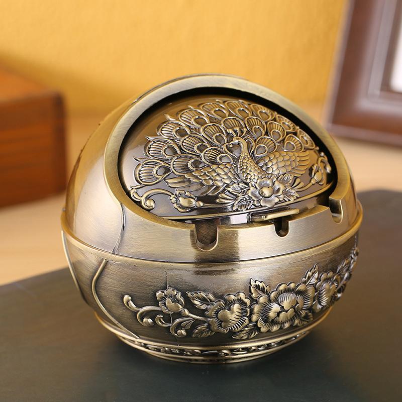 Metal Ashtray Smoking Windproof Vintage Lid Ornament Retro Cigarette Metal Decorative Gadgets Cigarettes Accessories