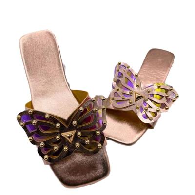 Летние новые сандалии 2024 года женские сандалии и тапочки с квадратной головкой и заклепками-бабочками в европейском и американском стиле