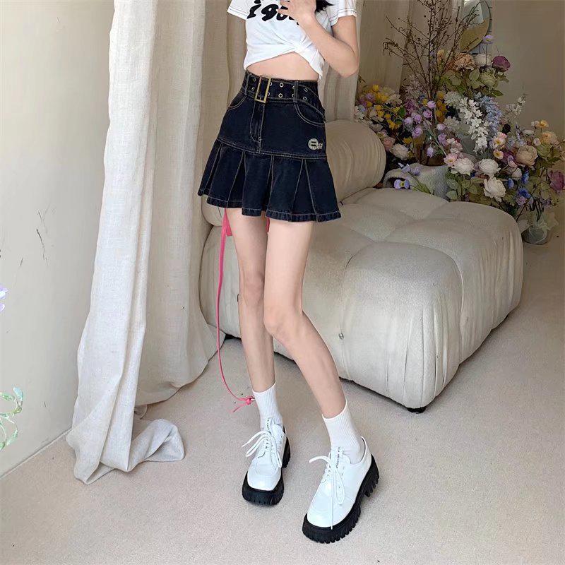 Юбка из денима с высокой талией и вышивкой на лето — стильный облегающий крой с поясом