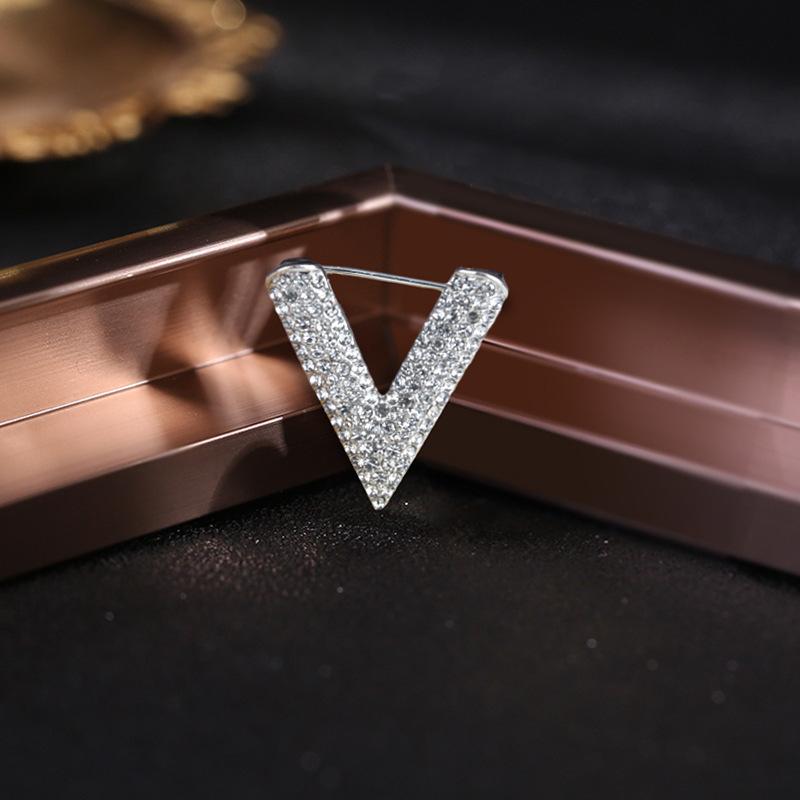 1/2Pcs Crystal Rhinestone Letter V Brooch Women English Alphabet Brooch Pin Corsage Unisex Collar Jewelry Clothes Bag Decor Gift