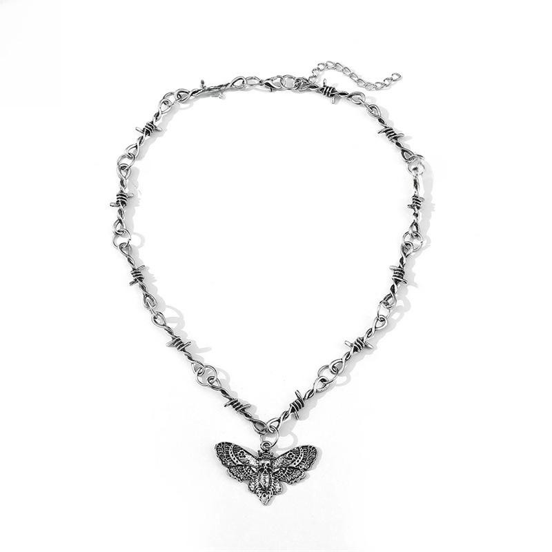 Ожерелье с подвеской в виде черепа и моли в готическом стиле с колючей проволокой