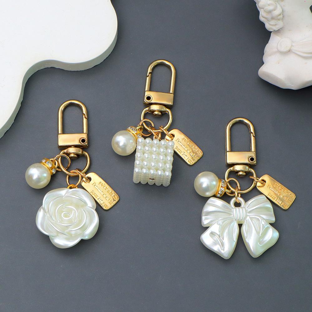 Elegant Pearl Keychain Luxury Shell Flower Leaf Pearl Keyring Handbag Charm DIY Car Key Accessories for Women Stylish Gift