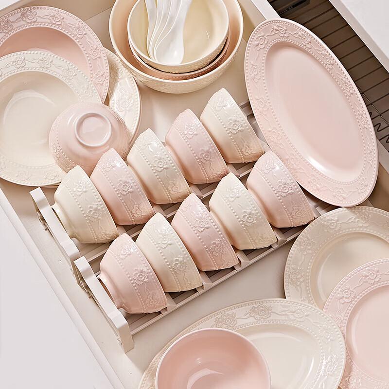 Керамический набор столовой посуды в кремовом стиле