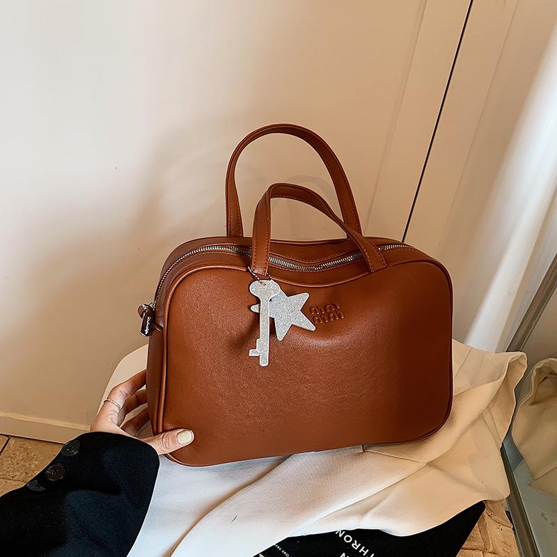 Простая ручная сумка в стиле ретро, портативная сумка для поездок на работу, новая нишевая сумка-подушка высокого класса, вместительная женская сумка