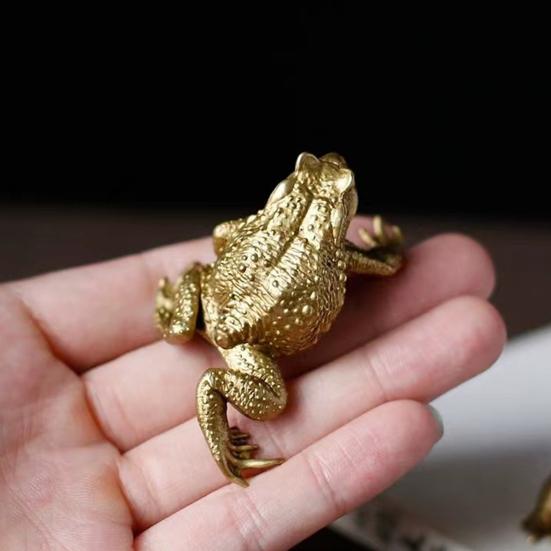Brass Toad Figurine Brass Lucky Animal Frog Figure Model Statue Sculpture Toy Desktop Feng Shui Decoration Ornament Festival Gift KTY