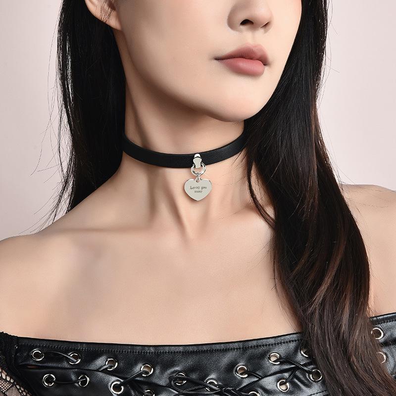 Женский черный кожаный чокер-сердце с подвеской из нержавеющей стали - модное и универсальное ожерелье