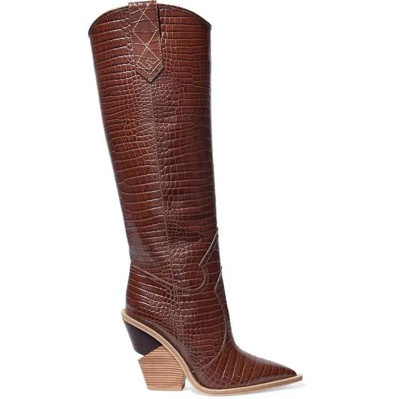 Модные сексуальные женские сапоги большого размера 2024 года, европейская американская мода, новый показ мод, длина до колена, заостренный каблук с рисунком под дерево, высокие сапоги