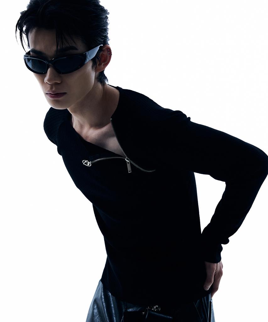 MORE THAN BLACK Logo One Side Zip Up Knit